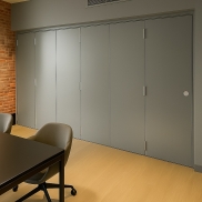 Bīdāmā siena salokama SWG SWG120 46 dB Ral 7040 Gloss 35 L=5740mm,H=2850mm,B=65mm