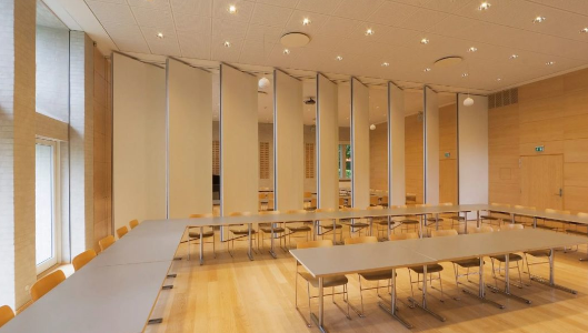 Akustiskās cietās bīdāmās starpsienas funkcionālu telpu sadalīšanai